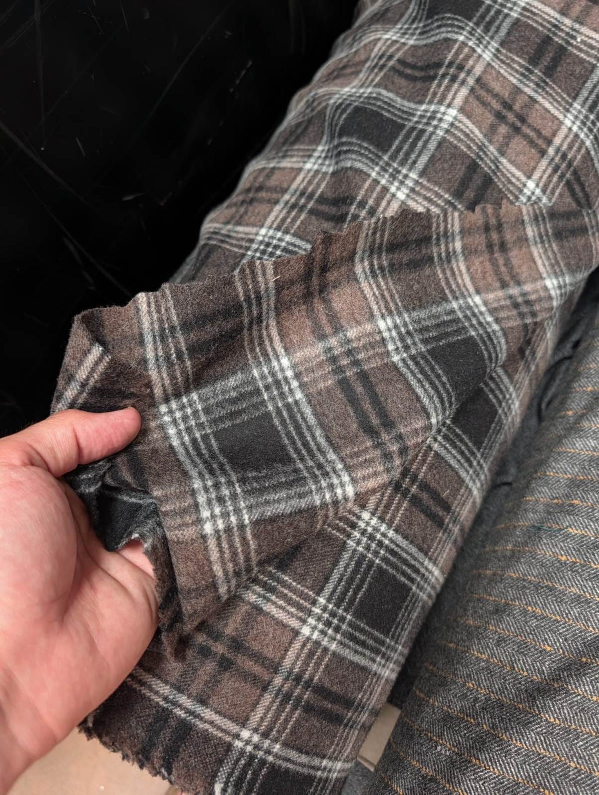 Brown check wool 450 g/lm — photo of the actual bolt